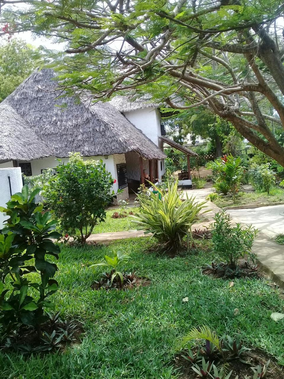 Diani Banda Cottages Диани-Бич Экстерьер фото